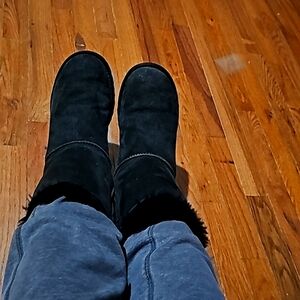 Women’s black Ugg Bailey Bow 2- used condition -  size 9 fits similar to 8